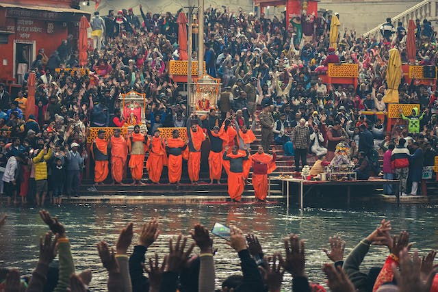 Large gathering of people to see the prayers performed by priest on Ganga River