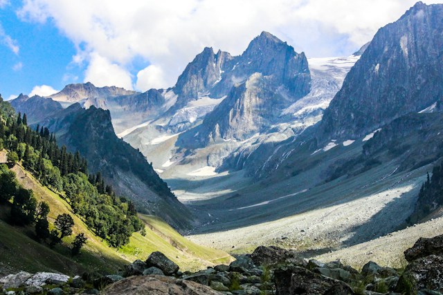 Sonmarg Valley with Mountains